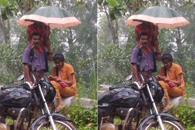 Kisah Haru Ayah Payungi Putrinya yang Belajar Online di Tengah Guyuran Hujan
