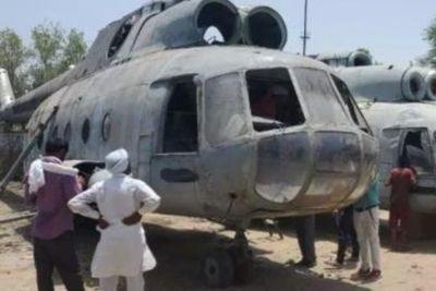 Toko Dealer Ini Menarik Ribuan Orang Cuma untuk Melihat Bangkai Helikopter IAF