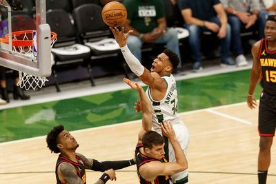 FOTO: Bucks Kalahkan Hawks 125-91 Untuk Mengikat Kedudukan Final Timur 1-1