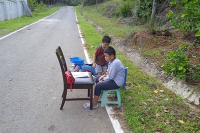 Demi Dapatkan Koneksi Internet untuk Belajar, Bocah Ini Duduk di Pinggir Jalan