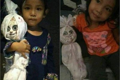 Anti-mainstream! Bocah Perempuan ini Suka Main dan Tidur Sama Boneka Pocong