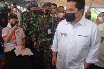 FOTO: Menteri BUMN Erick Thohir Tinjau Vaksinasi Massal di Lanud Soeweondo Medan
