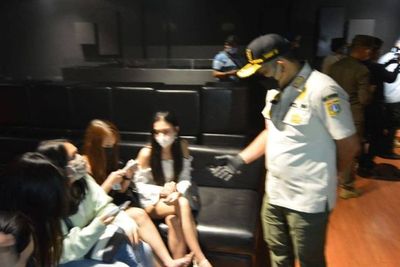 Petugas Gerebek Tipsy Bar, Pintu Dikunci dan Lampu Dimatikan, Rupanya Ramai Pengunjung