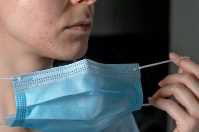 7 Cara Mengatasi Maskne, Jerawat Akibat Memakai Masker
