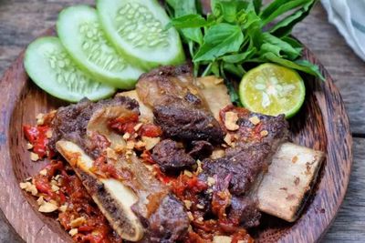 Coba Buat Iga Penyet Yuk di Rumah