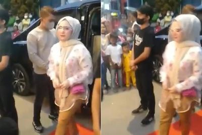 Viral Selebgram Turun dari Mobil Disambut Pakai Karpet Merah, Netizen Salfok ke Bagian Ini