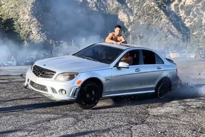 Pengendara Mercedes-AMG C63 Patahkan Axle Roda Mobilnya Saat Lakukan Donut!