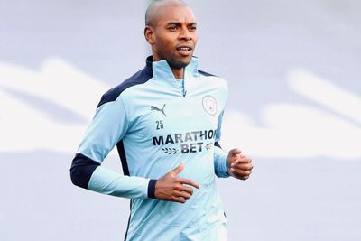 Perpanjang Kontrak, Fernandinho Berkostum Manchester City Hingga 2022