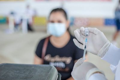 WHO Sarankan Lansia Perlu Diberikan Vaksin Booster COVID-19 Tahunan