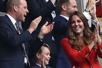 Pangeran William Ajak Pangeran George Nonton Sepak Bola, Tampil Kompak Pakai Stelan Jas