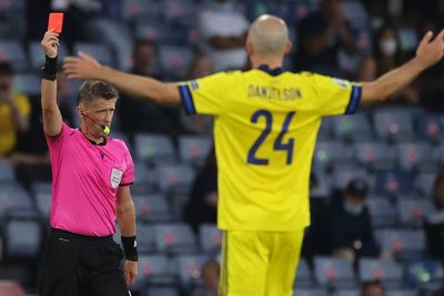 EURO 2020: Detik-detik Tekel Keras Bek Swedia ke Pemain Ukraina, Berujung Kartu Merah