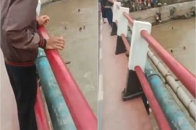 Heboh! Mobil Diduga Nyemplung ke Sungai di OKI Sumsel, Warga Ramai Selamatkan Penumpang