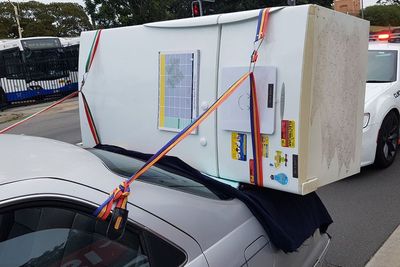 Pengendara Camry di Australia Ini Ditilang Sebab Bawa Kulkas di Belakang Mobil!