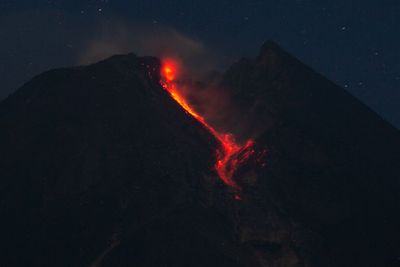 FOTO: Luncuran Lava Pijar Gunung Merapi