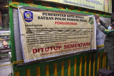FOTO: Penyegelan Rumah Makan Pelanggar Prokes di Medan