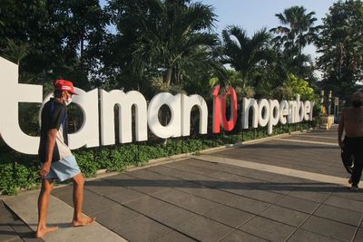 FOTO: Penutupan Kembali Taman Kota di Surabaya