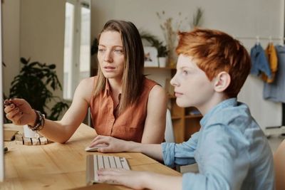 4 Zodiak Ini Jadi Ibu Paling Tegas, Libra Panutan!