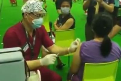 Lakukan Vaksinasi Secepat Kilat, Aksi Dokter Ini Curi Perhatian Netizen