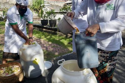 FOTO: Pembuatan Eco Enzyme dari Bekas Sesajen
