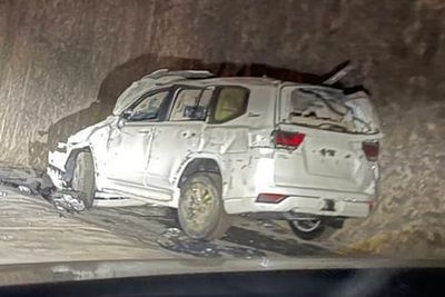 Truk Pengangkut Alami Kecelakaan, Mobil-Mobil Land Cruiser Baru Ini Rusak Parah!