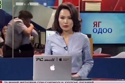 Serius Baca Berita, Presenter Ini Tak Sadar Ada Dua Pria Berkelahi di Belakangnya