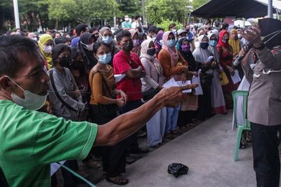 FOTO: Vaksinasi Massal COVID-19 di Palangkaraya Membludak