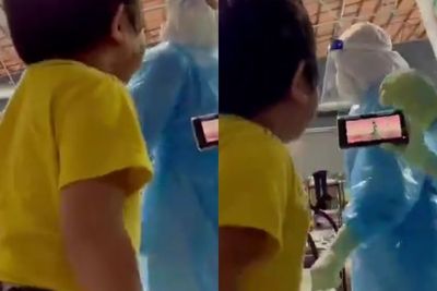 Bocah Kecil Ini Menari dengan Staf Kesehatan di Pusat Karantina, Netizen Jadi Gemas