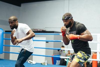Persiapan Duel Tinju Hadapi Jake Paul, Tyron Woodley Latihan dengan Floyd Mayweather