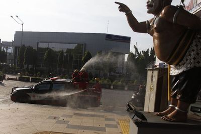 FOTO: Penyemprotan Disinfektan Serentak di Solo