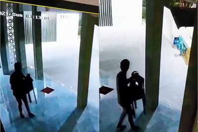 Parah! Pria Terekam CCTV Curi Kotak Amal Masjid di Medan Johor, Angkat Beserta Tempatnya