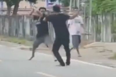 Mengerikan, Dua Pria Adu Senjata di Tengah Jalan, Warga Ketakutan