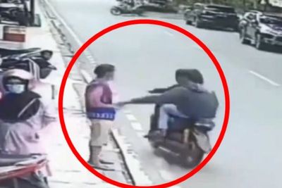 Detik-detik Pengendara Motor Rampok Ponsel Juru Parkir yang Berdiri di Pinggir Jalan