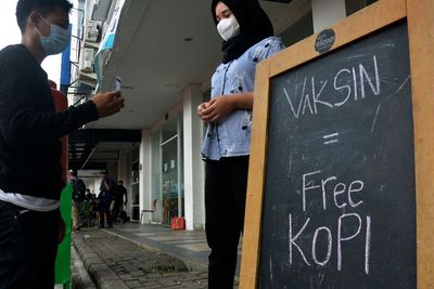 FOTO: Kopi Gratis Bagi Warga yang Telah Divaksin COVID-19