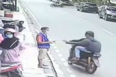 Lagi Asyik Main Ponsel di Pinggir Jalan, Tukang Parkir ini Malah Jadi Korban Penjambretan
