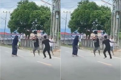 Bikin Tegang, Emak-emak Ini Lerai Dua Pria yang Duel Parang di Tengah Jalan Sidrap, Sulsel