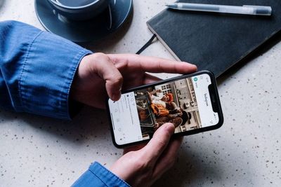 Sering Scroll Sosial Media Malah Stres? Ini Dampak FOMO yang Banyak Dialami Gen Z
