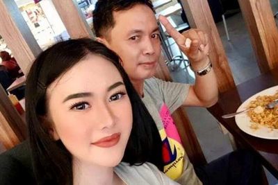 Istri Pedagang Emas Disoraki Warga Saat Digiring Polisi, Diduga Otaki Pembunuhan Suami