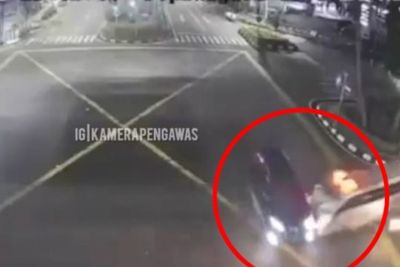 Detik-detik Mengerikan Kecelakaan Beruntun Antar Ambulans, Mobil dan Motor di Surabaya
