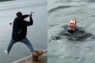 Terlalu Semangat Mancing, Pria Ini Malah Jatuh ke Laut, Netizen Curiga Settingan