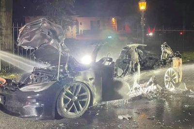 Tesla Model S Plaid Terbaru Hangus Terbakar di AS, Tak Tahu Apa Penyebabnya!