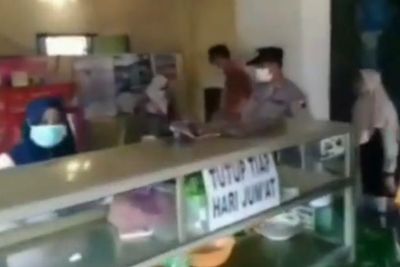 Warung ini Nekat Layani Makan di Tempat, Kursi Warung Hingga Bahan Baku Sate Disita Polisi