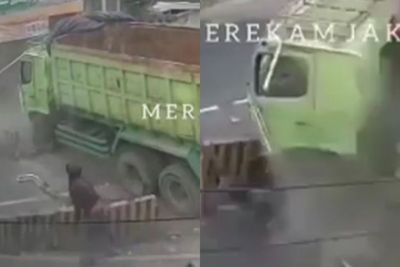 Detik-detik Menegangkan Truk Menabrak Pembatas Jalan dan Pengendara Sepeda Motor