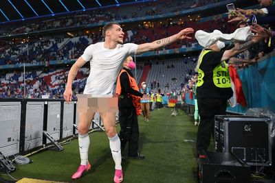 Aksi Nyeleneh Pemain Italia Rayakan Kemenangan Atas Belgia, Buka Celana & Lempar ke Tribun