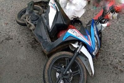 Merinding! Pemotor Jatuh Usai Serempet Mobil Box di Jakbar, Korban Tewas di TKP