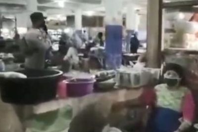 Viral, Petugas Ajak Emak-emak di Pasar Sampang Salawatan saat Sosialisasi PPKM Darurat