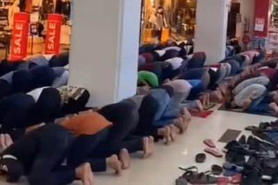 Viral Jamaah Salat Jumat di Mal Efek Masjid Ditutup, Bersujud di Depan Toko