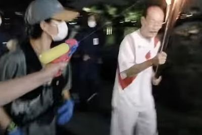Wanita Ini Sengaja Menembakkan Cairan ke Obor Sebagai Protes Olimpiade Tokyo