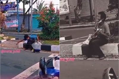 Mengharukan, Pria Ini Bahagia Duduk di Jalan Main Mobil-mobilan, Diduga Pengangguran