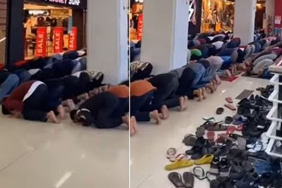 Masjid Ditutup, Jamaah Salat Berjamaah di Mal, Saf Rapat Tanpa Masker, Arah Kiblat ke Toko