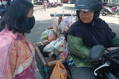 Inspiratif! Penjual Sayur Keliling di Lebak Berhasil Sekolahkan Anak Hingga Sarjana
